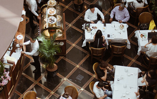 Gäster i en restaurang